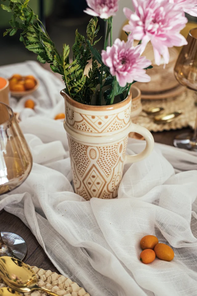 Nuestra jarra en tono arena, convertida en florero, suma belleza y calma a una mesa que invita a compartir.
Con su diseño dibujado a mano y espíritu versátil, lleva el sello de lo simple, lo noble y lo hecho con amor.

#TanitCerámica #JarraArtesanal #HechoAMano #TonoArena #MesasQueEnamoran #EstiloTanit