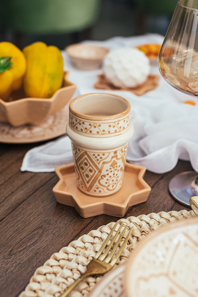 Vaso o taza, vos elegís ☕✨
Pintado a mano en tono arena, este objeto versátil es perfecto para el primer café de la mañana, un jugo fresco o una infusión de tarde.
Hecho con amor, pensado para acompañarte en todos los momentos del día.
Cerámica que se adapta, con calidez y personalidad.

#TanitCerámica #HechoAMano #VasoTaza #CerámicaArtesanal #TonoArena #DiseñoSustentable #ObjetosQueAcompañan