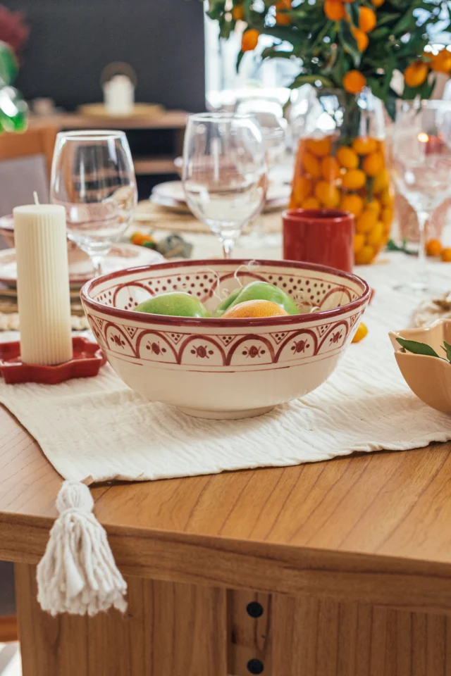 Ensaladera XXL
Imponente y funcional, es de esas piezas que siempre encuentran su momento.
🍃 Para una gran ensalada compartida
🍝 Como bowl de pastas o arroces
🍑 Para servir frutas o postres
🍞 Con panes o medialunas en un brunch
🎨 Incluso como centro de mesa, llena de flores o sola, porque ya es una belleza en sí.

#EnsaladeraXXL #TanitCerámica #MesasQueInspiran #PiezasConAlma #HechoAMano #CerámicaUtilitaria #DecoConEstilo #VajillaArtesanal #HechoEnArgentina