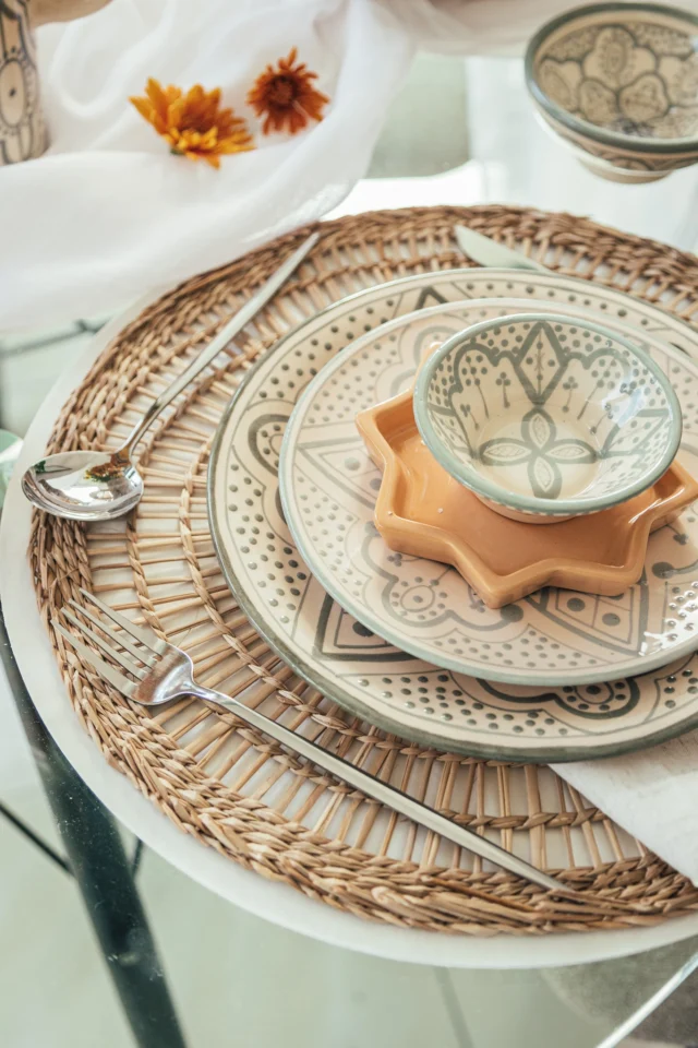 Dos tamaños de platos y un mini bowl que hacen juego, pensados para acompañarte desde el desayuno hasta la cena.
El gris nos encanta por su calma, su simpleza, su elegancia.
Cada pieza está pintada a mano.

Ideal para quienes buscan una mesa serena, con carácter.
#CerámicaHechaAMano #ColecciónAtlas #TanitCerámica #MesaConEstilo