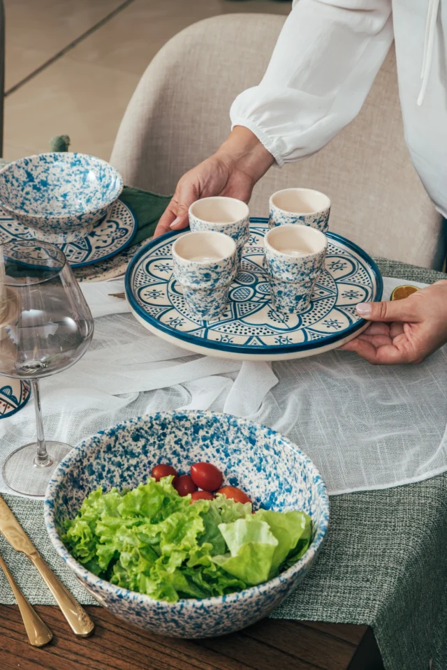 Esta bandeja no es solo una bandeja. También es un plato generoso, pintado a mano con nuestro diseño más ornamental, inspirado en la cerámica tradicional marroquí. Ideal para presentar tacitas, frutas, quesos o lo que tu mesa imagine.
#cerámicahechaamano #diseñoartesanal #vajillatanit #hechoenargentina #estilomediterráneo #cerámicamarroquí 
Encontralas en nuestra tienda online WW.TANIT.AR