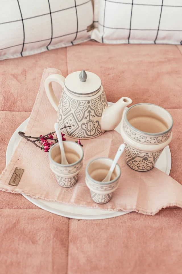 La tetera tiene forma orgánica, sólida y amable. Los vasitos, livianos y versátiles, ideales para té, café o lo que quieras compartir.

Hechas una a una, como todo en Tanit.
#ColecciónAtlas #TanitCerámica #TeteraHechaAMano #RitualesBonitos #CerámicaArtesanal
