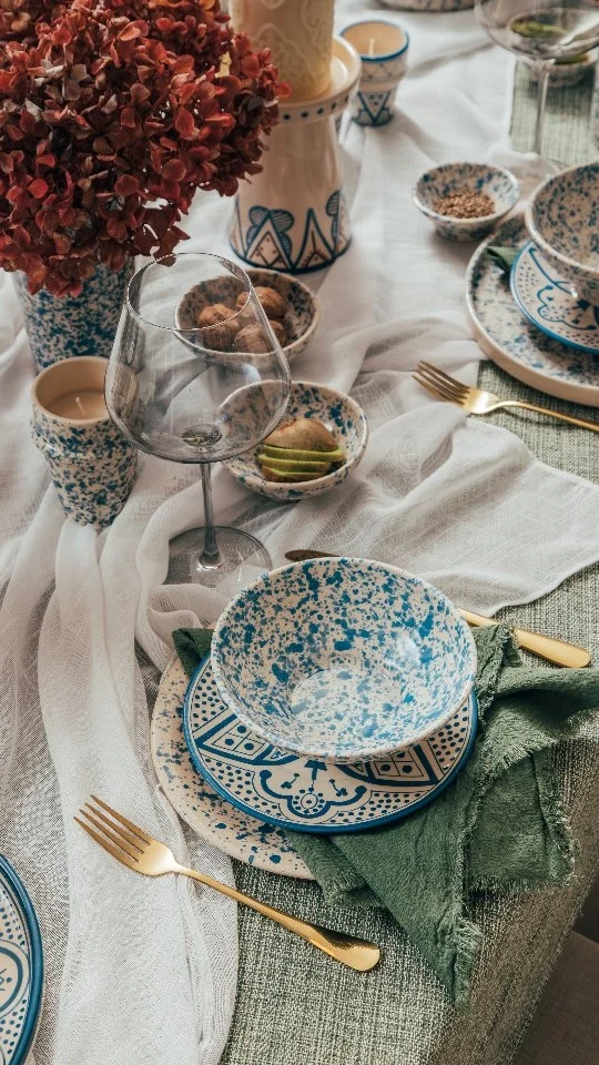 Una mesa que une dos mundos: la textura salpicada del granito con el arte detallado de lo étnico. Contrastes que se abrazan, colores que se equilibran y un espíritu que viaja entre lo moderno y lo atemporal.
Así se siente esta mesa: viva, distinta, nuestra.

#mesatanit #cerámicahechaamano #vajillaúnica #estiloétnico #granito #diseñoytradición #ritualdetiempo #hechoenargentina #tanitcerámica