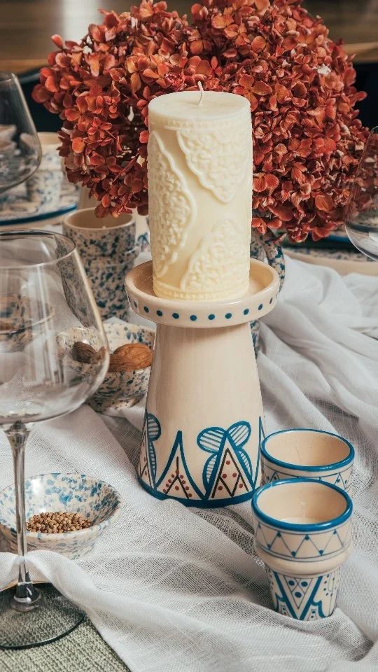 Una mesa donde cada pieza cuenta una historia: texturas, formas y colores que invitan a quedarse, compartir y celebrar.
Así se vive Tanit: con belleza, intención y alma.

#tanitcerámica #mesaconalma #hechoamano #cerámicadeautor #estilopropio #vajillaúnica #granito #diseñoargentino #momentostanit