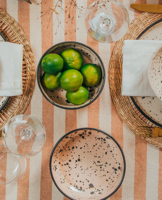 🌿 Un toque cítrico, un color que vibra.
La mesa no se arma sola: se llena de detalles que cuentan historias.

#MesaConEncanto #TanitCerámica #DetallesQueInspiran #CerámicaHechaAMano #DiseñoArgentino #MesaCreativa #ArteEnLaMesa #tanitencasa