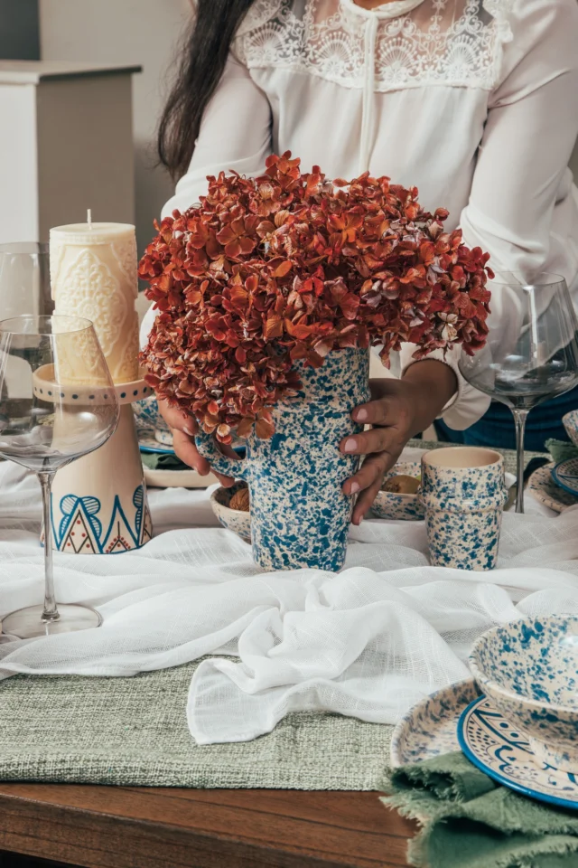 Lo que hoy es florero, mañana puede ser jarra.
Una pieza, mil usos.
Diseñamos cerámica que se transforma con vos:
puede brillar como candelabro o lucirse como centro de mesa.
Porque cuando el diseño es versátil y hecho a mano,
se adapta a tu estilo de vida y dura toda la vida.

#ceramicahechaamano #versatilidad #diseñoconalma #tanitceramica #hechoenargentina #diseñoartesanal #decoracionconproposito
