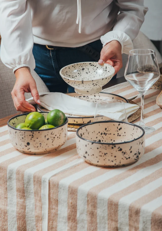 ✨ Ensaladeras de granito negro — 2 tamaños, mil usos:

🔸 Mediana : ideal para servir guarniciones, frutas frescas o una ensalada para 2.
🔸 Grande : perfecta para pastas abundantes, ensaladas familiares o como frutera protagonista.

🖤 La textura del granito negro le da carácter a cualquier mesa.
📸 Parte de la colección disponible en nuestra web.

#TanitCerámica #GranitoNegro #CerámicaHechaAMano #EnsaladerasDeCerámica #DiseñoEnLaMesa #MesaDeJunio #ArteCotidiano #HechoEnArgentina #EstiloTanit #CocinaConAlma