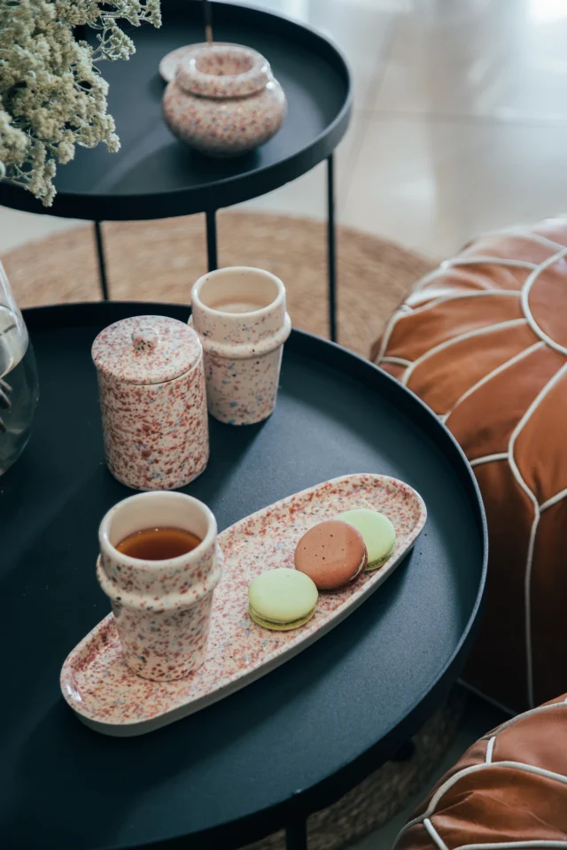 𝐁𝐚𝐧𝐝𝐞𝐣𝐚 𝐎𝐯𝐚𝐥 𝐓𝐞𝐭𝐮𝐚𝐧 𝐌𝐮𝐥𝐭𝐢𝐜𝐨𝐥𝐨𝐫 𝐆𝐫𝐚𝐧𝐢𝐭𝐨
Hecha y pintada a mano, nuestra bandeja oval de la colección Tetuan es una pieza versátil y llena de carácter. Con su superficie salpicada de colores y formas orgánicas, es ideal para sumar un toque de alegría a cualquier mesa o rincón de tu casa.

Como bandeja para servir entradas, quesos, frutas o pan.
✷ Para acompañar un desayuno con tostadas, budines o medialunas.
✷ En la mesa del té, con dulces, pastelitos o vasitos de cerámica.
✷ Como base para velas, sahumerios o pequeños objetos decorativos.
✷ Para tener a mano tus joyitas o llaves en el recibidor.

#tanitpottery #potterytanit #potteryargentina #potterydeco #potterylife #tanitlovers