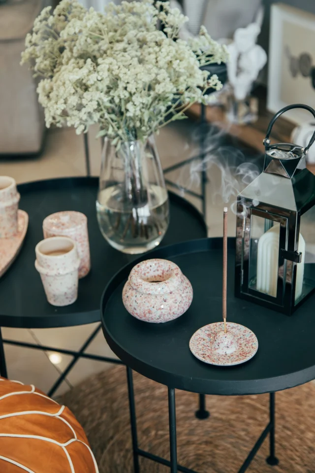 Un momento. Una pausa. Un aroma que transforma el aire.

#sahumerios #ceramicaqueinspira #ritualescotidianos #tetuanbytanit #hechoamano #hechoenargentina