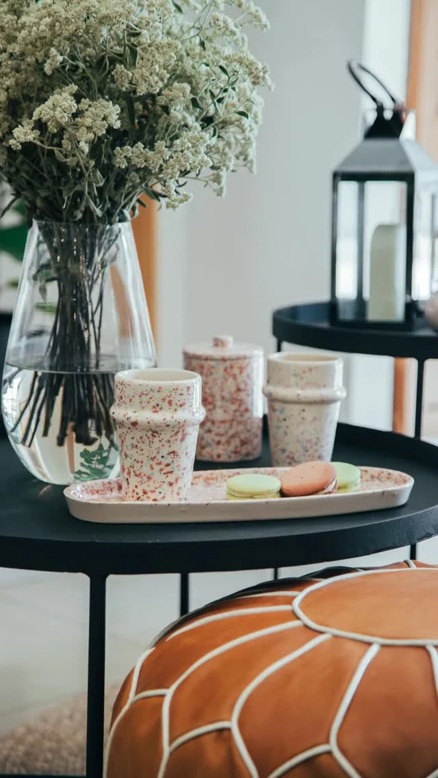 Un rincón que invita a quedarse.
El puff en cuero color suela con costuras en blanco resalta los tonos suaves de la colección Tetuan.
Texturas que se abrazan.

#rinconestanit #puffdecuero #interiorismoartesanal #tetuanbytanit #decoracionargentina #ceramicaycuero
