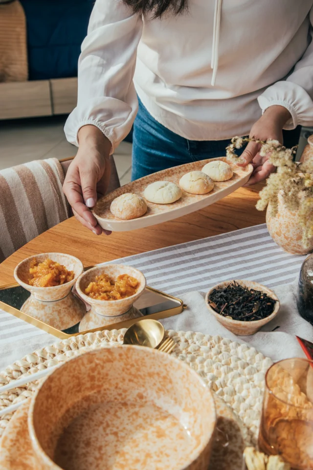 ✨ Bandeja ovalada ✨
Versátil, liviana y con toda la presencia de la cerámica hecha a mano. Nuestra bandeja ovalada es ideal para servir, presentar o simplemente decorar.
Su forma orgánica y sus bordes suaves la hacen única y siempre lista para ser protagonista.

Disponible en nuestra tienda online 🧡
👉 www.tanit.ar

#TanitCerámica #BandejaDeCerámica #DiseñoArtesanal #HechoAMano #CerámicaArgentina #ObjetosConAlma #TanitMesa #DecoNatural #TiendaOnline