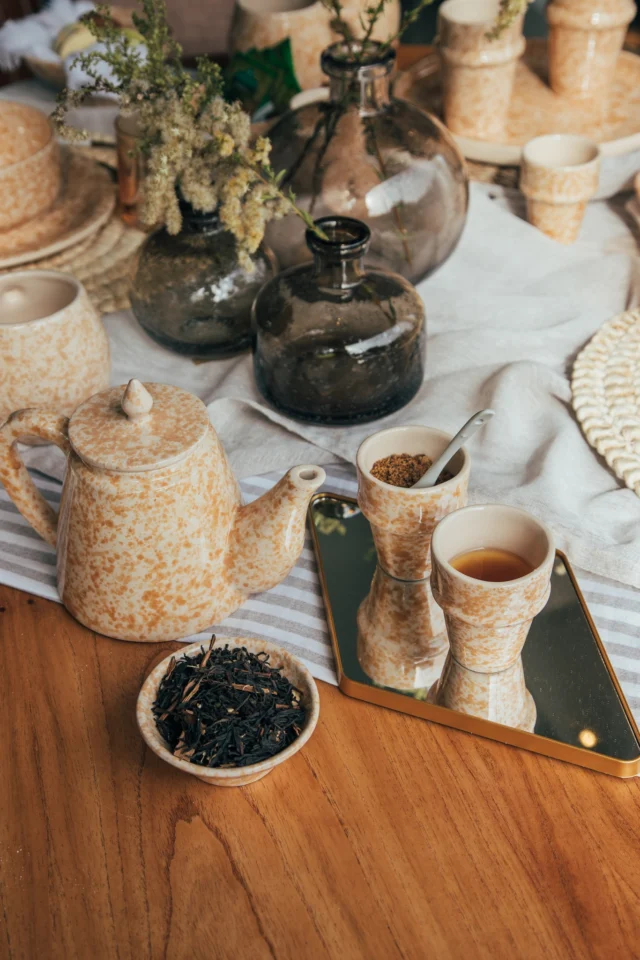 Nuestra tetera y mini tacitas de la colección Sahara invitan a bajar el ritmo y disfrutar cada momento. 

Ideales para servir té, café o infusiones. Cada pieza es única, como cada pausa que nos regalamos.

Disponibles en nuestra tienda online 🧡
👉 www.tanit.ar

#TanitCerámica #ColecciónSahara #TeteraDeCerámica #MiniTacitas #CerámicaArtesanal #RitualDeTé #HechoAMano #DiseñoConAlma #TanitMesa #TiendaOnline #CerámicaArgentina #DecoNatural