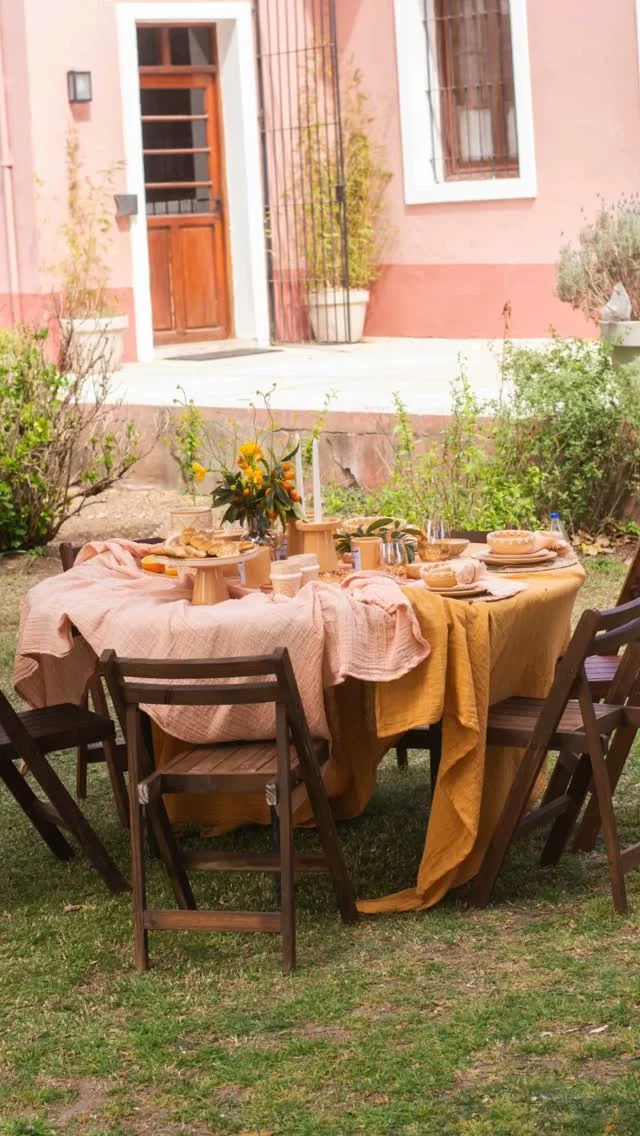 Una mesa que cuenta historias: cerámica pintada a mano, lino suave y pan artesanal. Todo pensado para celebrar el encuentro, el sol  y los detalles que hacen la diferencia.
Armá la tuya en www.tanit.ar
#MesasConEncanto #TanitEstilo #ArtesaníaContemporánea #VajillaÚnica #CerámicaMarroquí #RitualesCotidianos