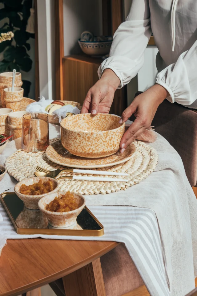🌞Coleccion Sahara , el sol en la vajilla 🌞
Pusimos el foco en lo esencial: formas simples, tonos cálidos y cerámica hecha con las manos y el corazón.

El ocre ilumina, acompaña y crea una mesa que se siente cercana, natural y llena de carácter.

Disponible en nuestra tienda online ✨
👉 www.tanit.ar

#TanitCerámica #MesaConAlma #ColorOcre #CerámicaHechaAMano #DecoNatural #DiseñoArtesanal #TanitMesa #HechoEnArgentina #VajillaÚnica #TiendaOnline
