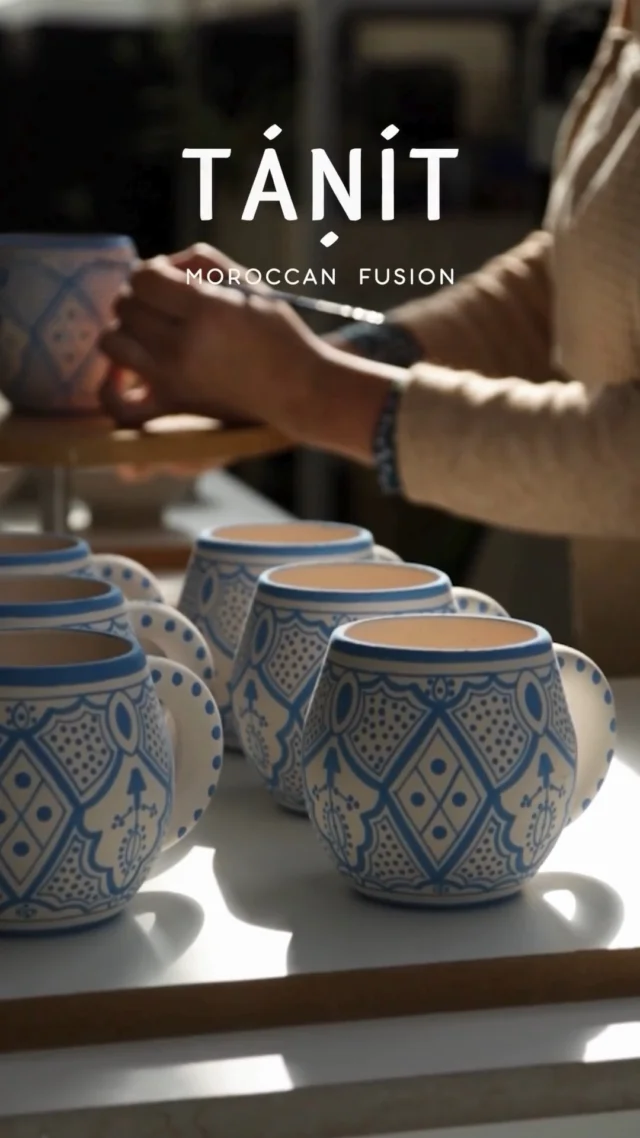 🎨 Cada línea, un gesto.
Así empieza la historia de cada taza: con manos que trazan, con calma, los patrones que la hacen única.
Pintada a mano, una a una, con el ritmo de lo artesanal y el alma de Tanit.

#TazaHechaAMano #CerámicaArtesanal #PintadoAMano #EstiloMarroquí #TanitCerámica #VajillaÚnica #ProcesoCreativo #HechoConAmor #CerámicaArgentina #TanitEnAcción