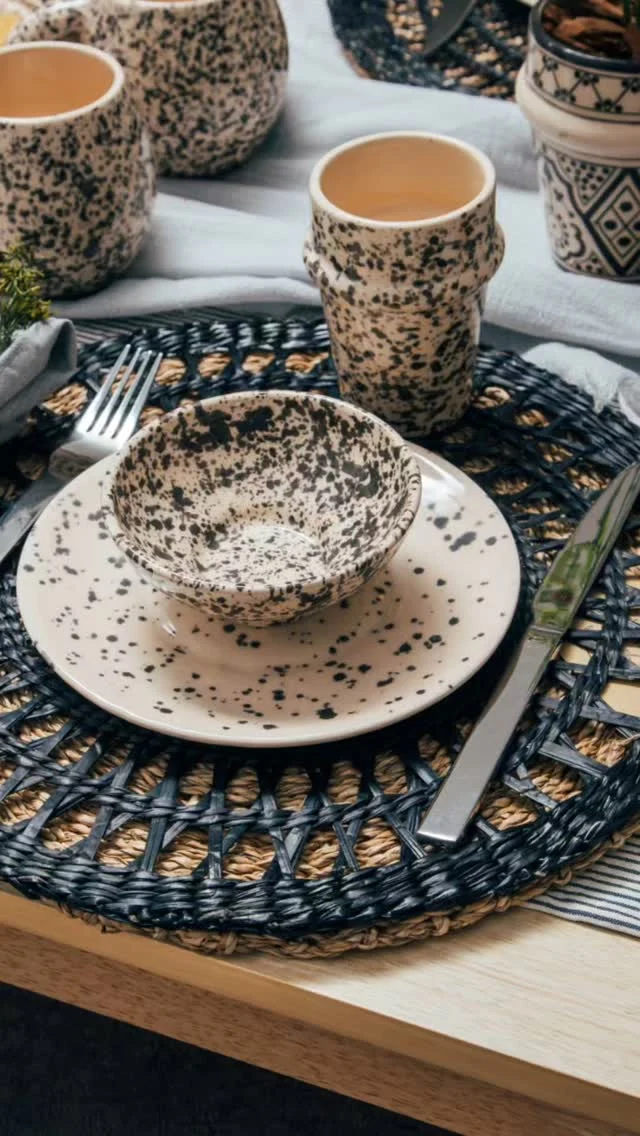 Bowl Colección Meknes

🍜 Ideal como plato hondo para pastas, sopas o ensaladas.
🍇 Perfecto para frutas, snacks o centro de mesa.
🎨 También lo podés usar para servir con estilo o simplemente decorar.

Descubrilo en 👉 www.tanit.ar

#CerámicaArtesanal #MeknesTanit #MesaConEstilo #DiseñoMarroquí #CerámicaHechaAMano #DecoraciónConAlma #EstiloTanit #HechoEnCórdoba #BowlsConDiseño #MesaPosta