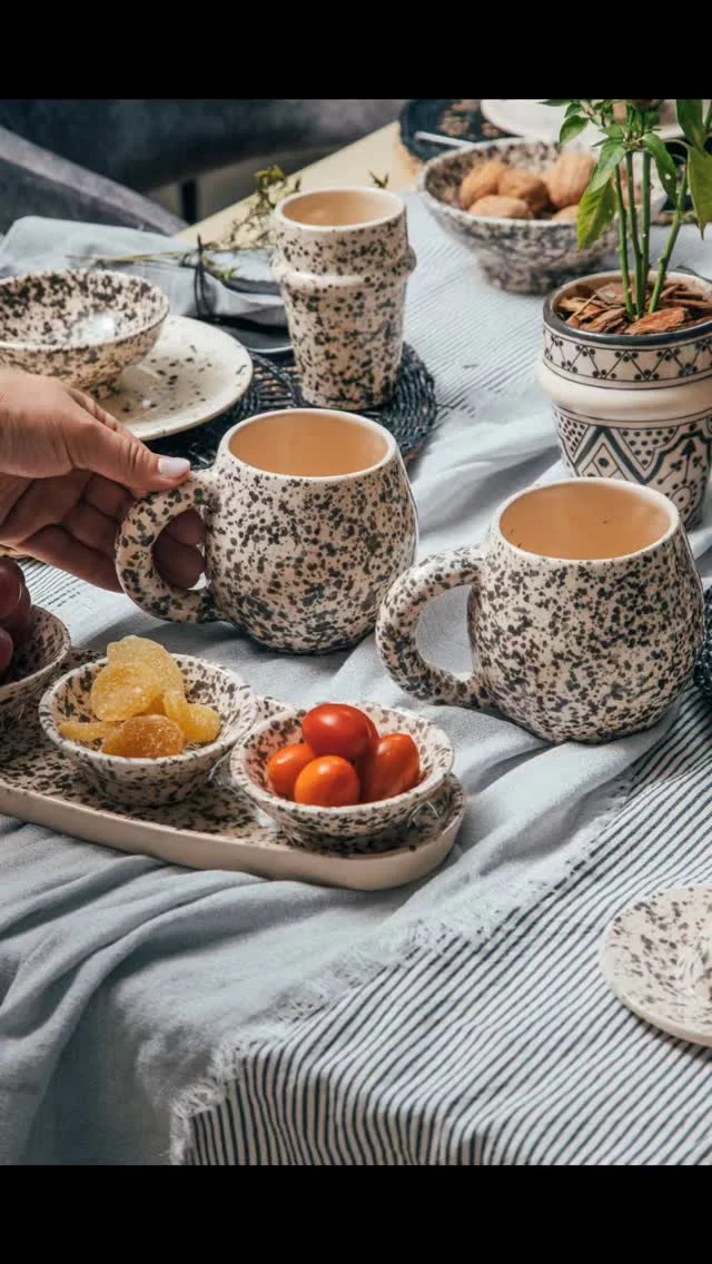 El dúo de tazas que lo dice todo sin hablar.
Tazas que invitan al ritual, al café compartido, al momento que se repite.
Clásico. Infalible. Tanit.

#DuoDeTazas #TazasNegras #CeramicaConHistoria #TanitCeramica #CafeEnDuo #DetallesQueEnamoran
