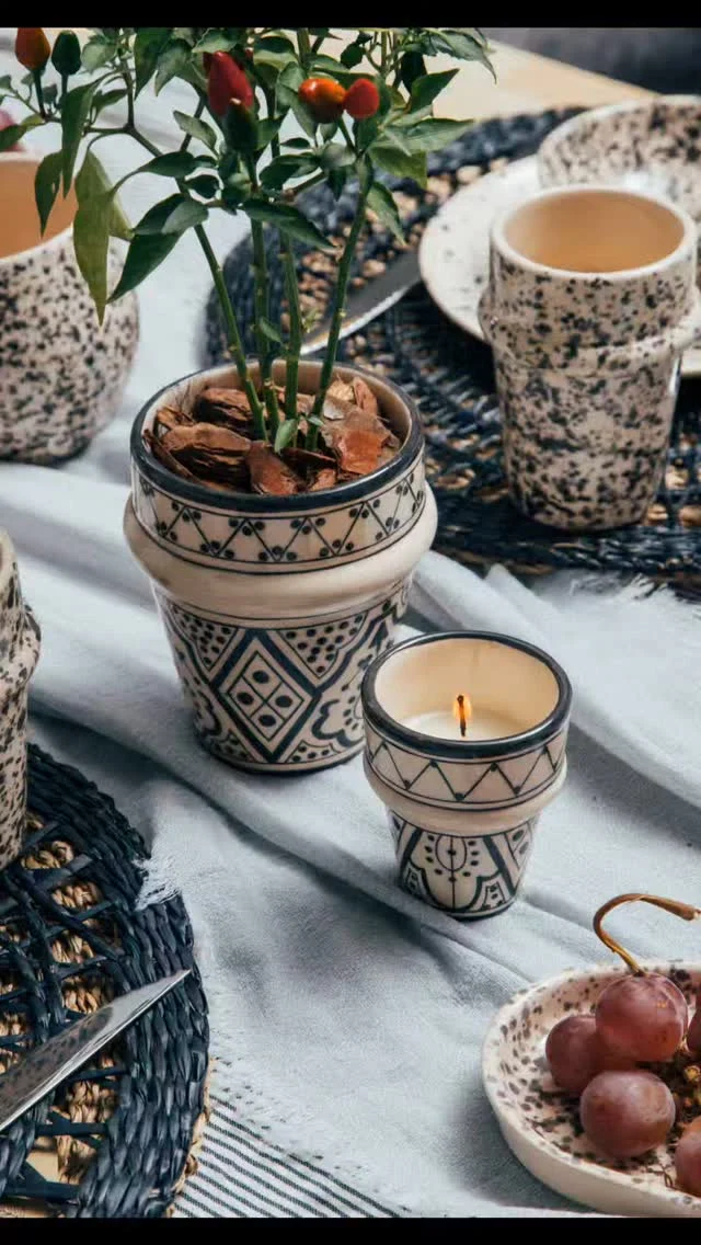 Mini vasitos con vela 🖤 de nuestra Colección Fez: un detalle simple que transforma cualquier rincón.

✨ Usalos para ambientar una cena, decorar tu mesa de noche o crear un momento de calma en el baño.
🕯️ Cuando se consume la vela, podés reutilizarlos como mini maceta, especiero o porta sahumerios.

Disponibles en nuestra web 💻
👉 www.tanit.ar

#CerámicaFez #VelasArtesanales #DetallesQueEnamoran #TanitMoroccanCeramics