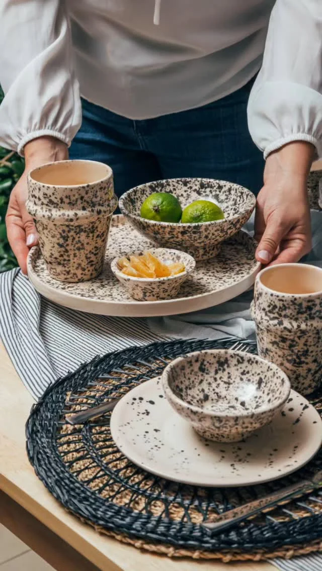 ✨ Una bandeja, mil posibilidades ✨
Nuestra bandeja de cerámica esmaltada es mucho más que una pieza decorativa:
🫖 Ideal para servir cafés, jugos o infusiones con estilo.
🥐 Perfecta para armar desayunos o meriendas especiales.
🍋 También funciona como base para fruteras, centros de mesa o mini picadas.
🌿 ¿Decoración? Sumale velas, flores secas o tus objetos favoritos.

Diseñada para lucirse y hacerte la vida más simple.
Disponible en nuestra web 🛒
#CerámicaArtesanal #TanitMoroccanFusion #HechoAMano #estilonatural